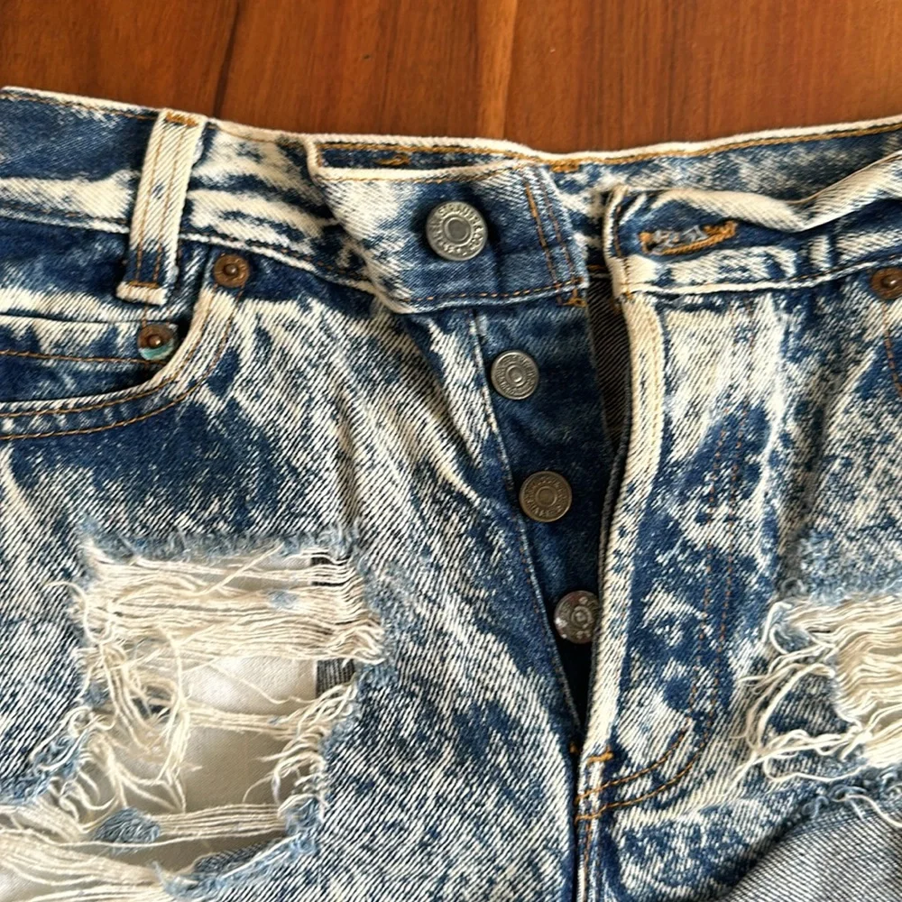 Levi's Acid Wash Distressed Vintage Denim Shorts - Blue & White - Picture 2 of 4